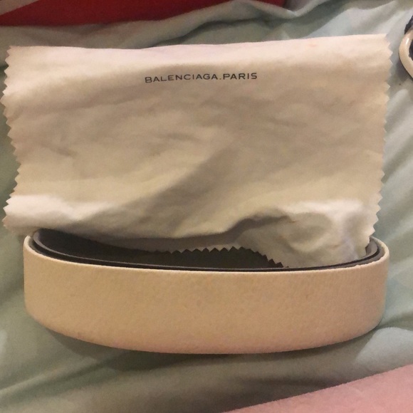 Gorgeous uni-sex Balenciaga sunglasses with case and cloth - Picture 2 of 2